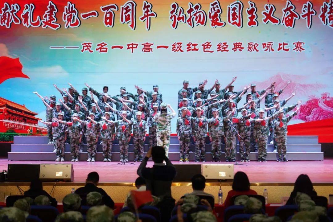 尔滨小哥哥给本地人送冰雕，手心手背都是肉